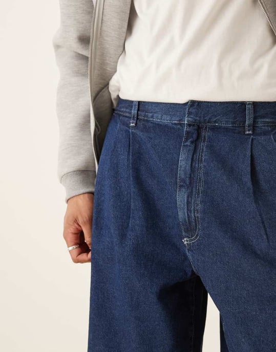 ASOS DESIGN mid length breda denimshorts med veck i mörk tvättad blå - Image 2