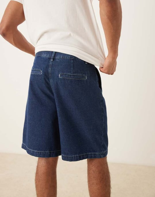 ASOS DESIGN mid length breda denimshorts med veck i mörk tvättad blå - Image 4