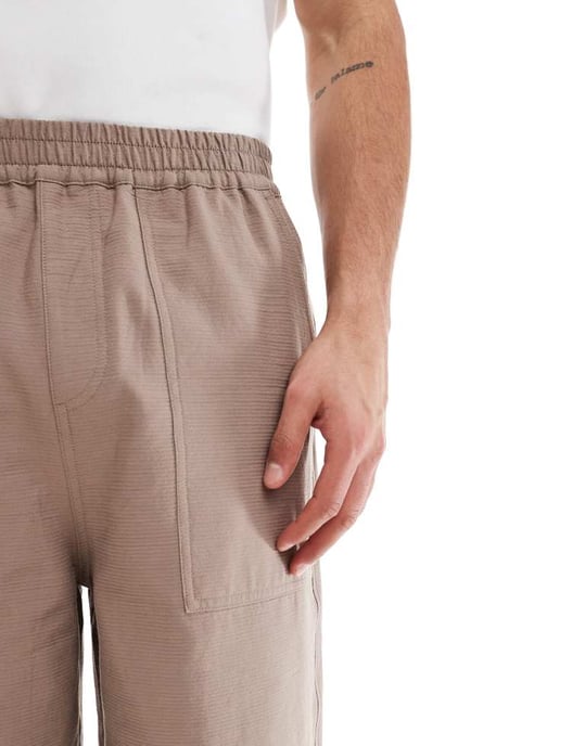 ASOS DESIGN lång längd texturerade shorts med arbetsklädeslapp i tvättad brunt - Image 2