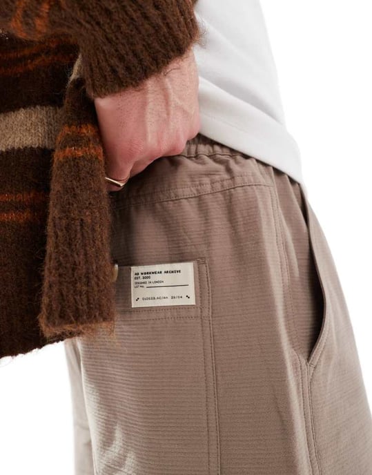 ASOS DESIGN lång längd texturerade shorts med arbetsklädeslapp i tvättad brunt - Image 3