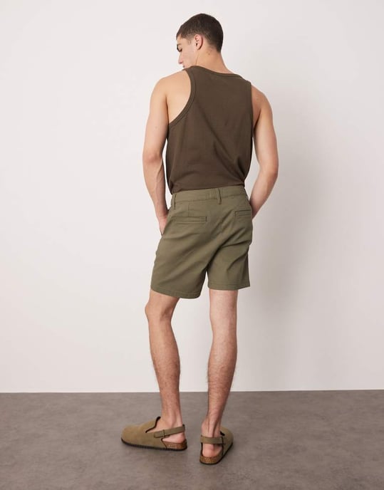 ASOS DESIGN smala chinoshorts i midilengd i khaki - Image 2