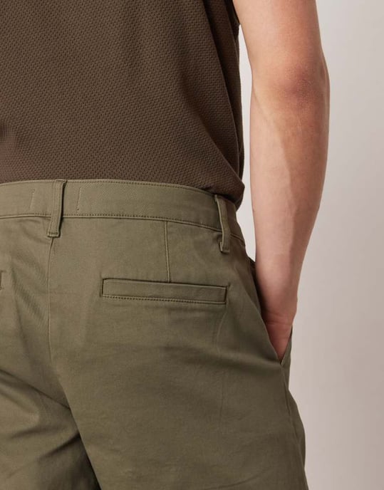 ASOS DESIGN smala chinoshorts i midilengd i khaki - Image 3