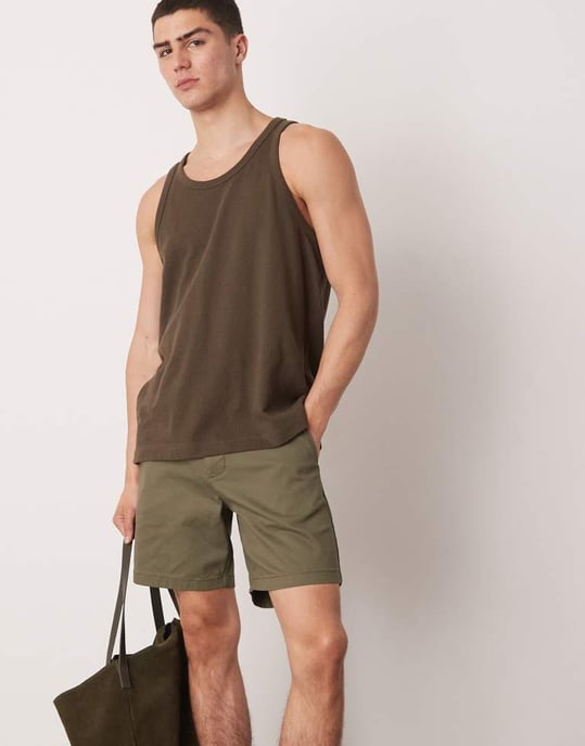 ASOS DESIGN smala chinoshorts i midilengd i khaki - Image 4