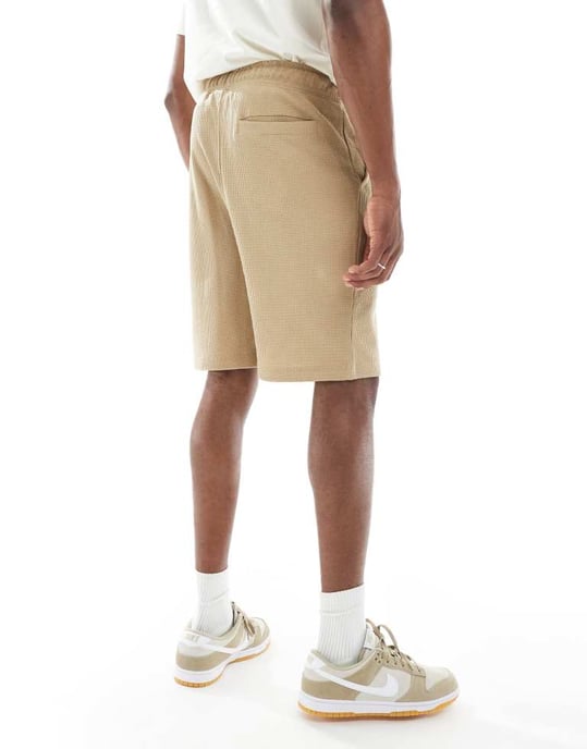ASOS DESIGN oversized våffeltexturerad kort i kamel - Image 3