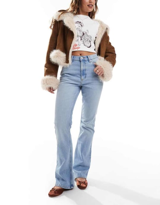 ASOS DESIGN mid waist flare-jeans i ljus tvätt - Image 3