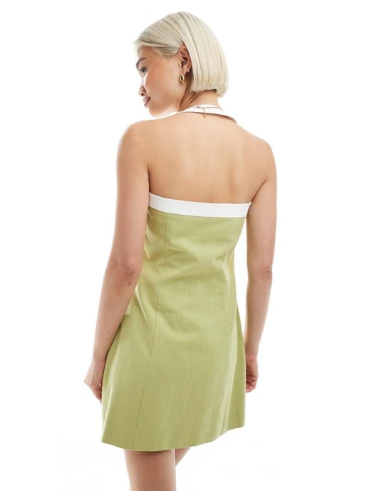 4th & Reckless linen look contrast edge halterneck mini dress in olive green - Image 3