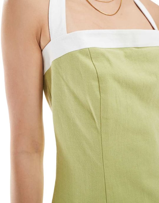 4th & Reckless linen look contrast edge halterneck mini dress in olive green - Image 4