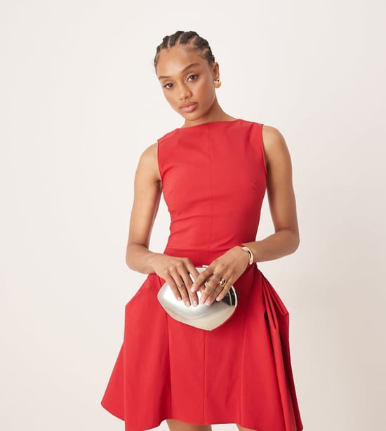ASOS DESIGN Lång bengaline högkragad plisserad minikjol med midje-detaljer i röd - Image 1