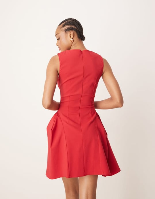 ASOS DESIGN Lång bengaline högkragad plisserad minikjol med midje-detaljer i röd - Image 3