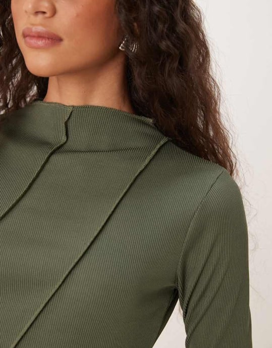ASOS DESIGN asymmetrisk ribbad miniklänning i grön - Image 4