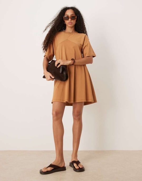 ASOS DESIGN t-shirt sving mini klänning med fransdetalj bak i rostfärgad - Image 1