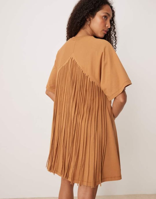 ASOS DESIGN t-shirt sving mini klänning med fransdetalj bak i rostfärgad - Image 4