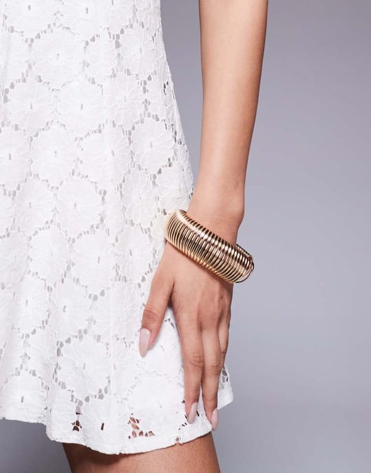 ASOS DESIGN höghalssydd plisserad spetsminiklänning i krämfärg - Image 4