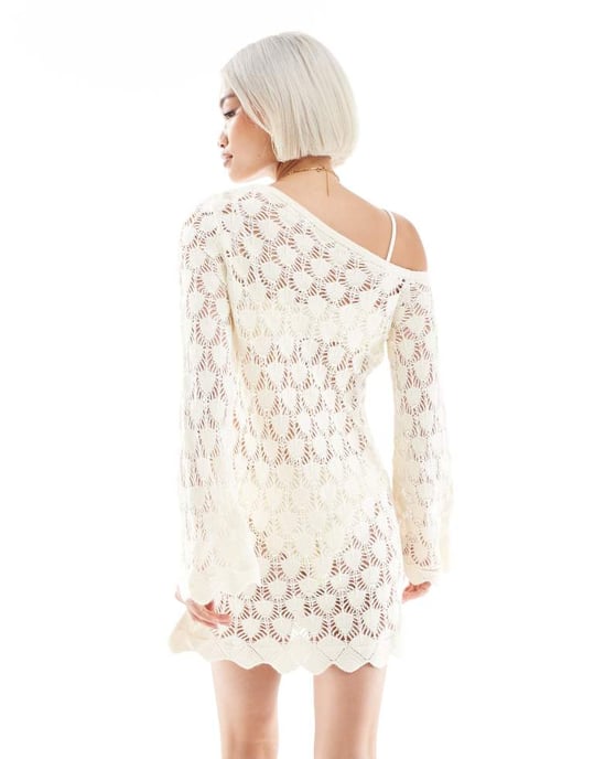 Miss Selfridge stickad asymmetrisk pointelle klänning med flared ärmar i krämfärg - Image 3