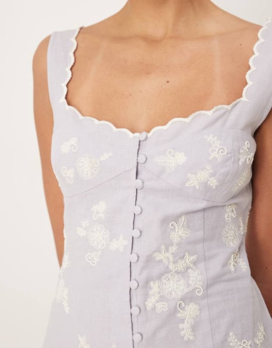 ASOS DESIGN klänning med scallopknäppning, kort längd, plisserad nederkant och blommig brodyr - Image 3