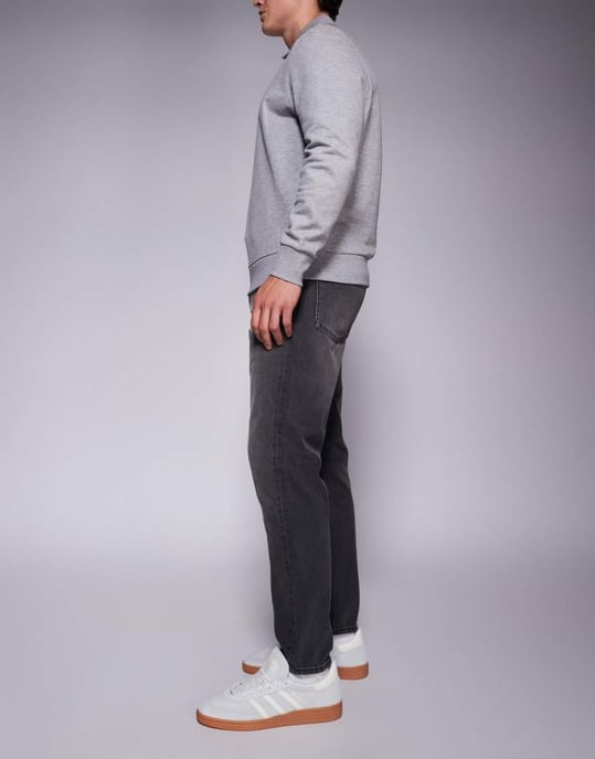 ASOS DESIGN tapered jeans med ton i svart tvätt - Image 2