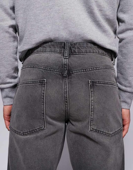 ASOS DESIGN tapered jeans med ton i svart tvätt - Image 4