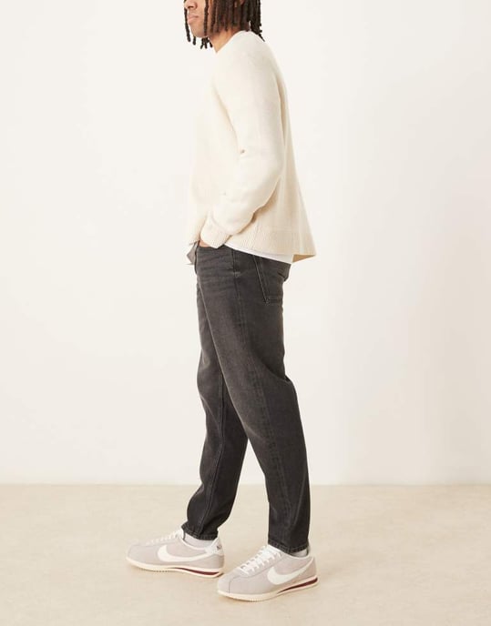 ASOS DESIGN tapered fit jeans i tvättad svart - Image 2