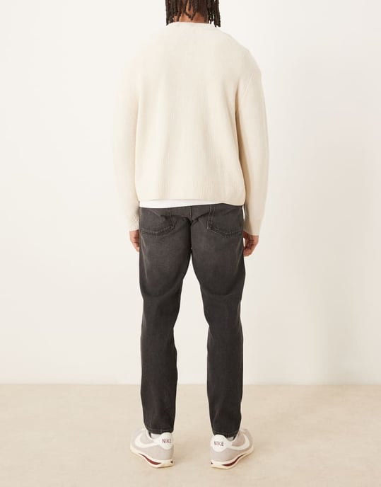 ASOS DESIGN tapered fit jeans i tvättad svart - Image 3