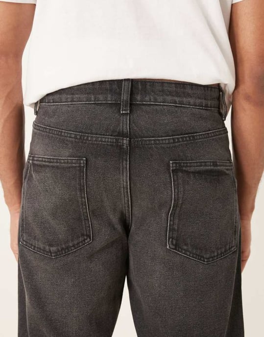 ASOS DESIGN tapered fit jeans i tvättad svart - Image 4