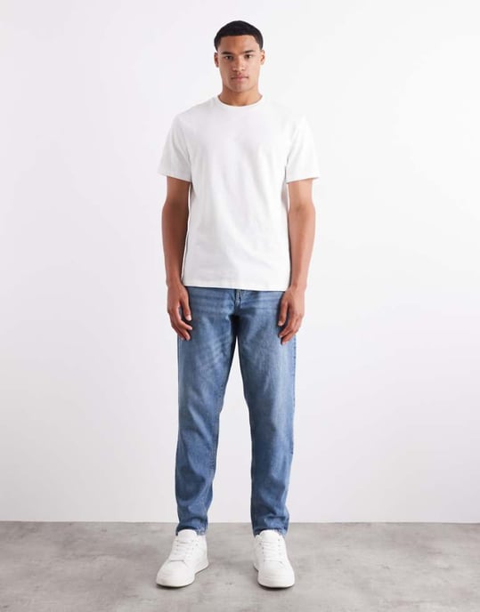 ASOS DESIGN tapered jeans i medelblå tvätt - Image 1