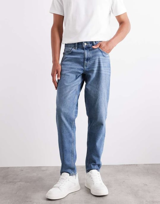 ASOS DESIGN tapered jeans i medelblå tvätt - Image 2