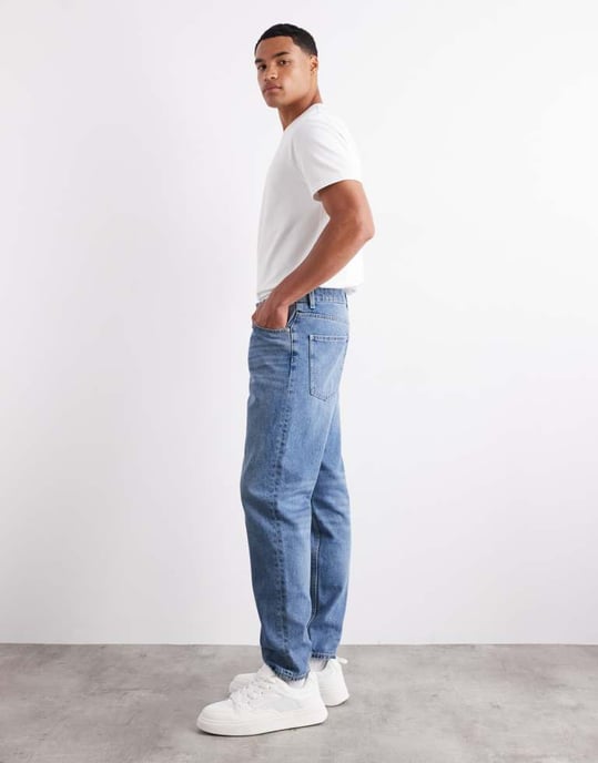 ASOS DESIGN tapered jeans i medelblå tvätt - Image 4
