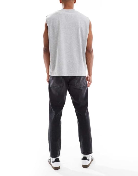 ASOS DESIGN tapered fit jeans i tvättad svart - Image 2