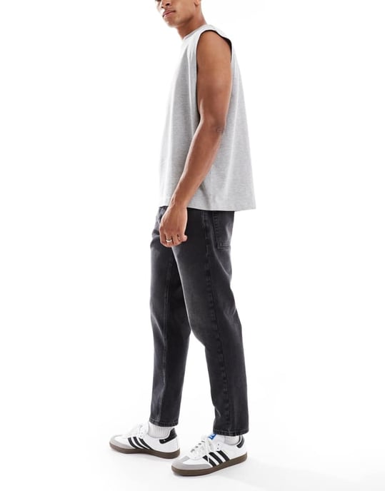 ASOS DESIGN tapered fit jeans i tvättad svart - Image 3
