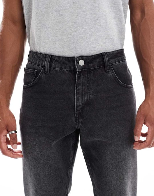 ASOS DESIGN tapered fit jeans i tvättad svart - Image 4