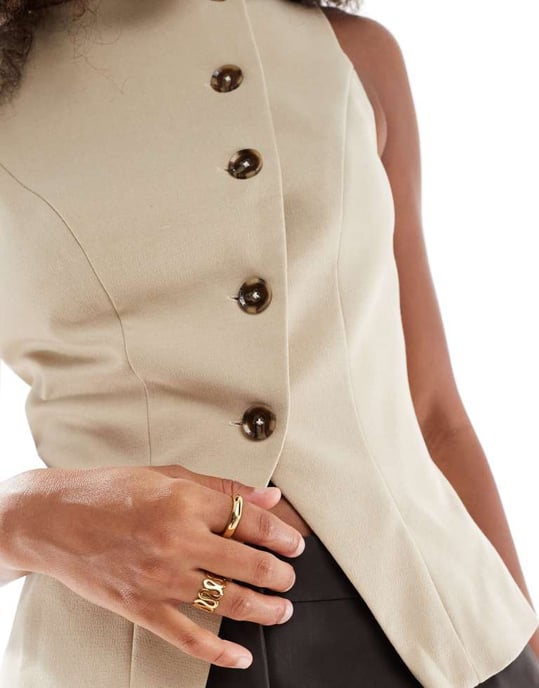 ASOS DESIGN skräddarsydd asymmetrisk väst i beige - Image 4