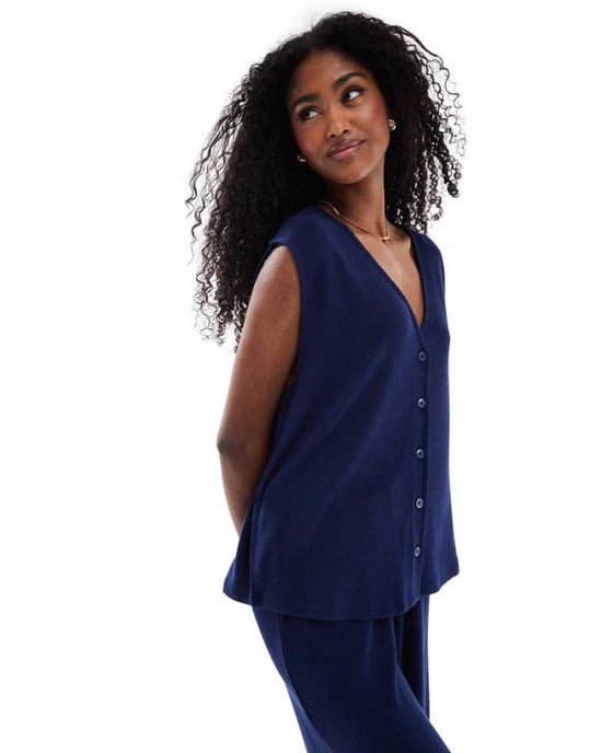 ASOS DESIGN strukturerad stickad oversized väst i marinblått - Image 1
