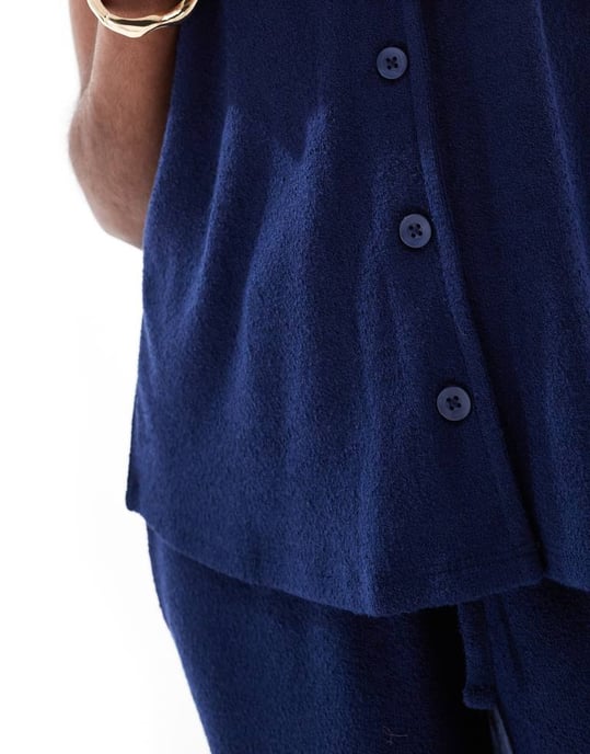 ASOS DESIGN strukturerad stickad oversized väst i marinblått - Image 2