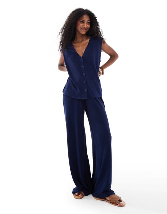 ASOS DESIGN strukturerad stickad oversized väst i marinblått - Image 3