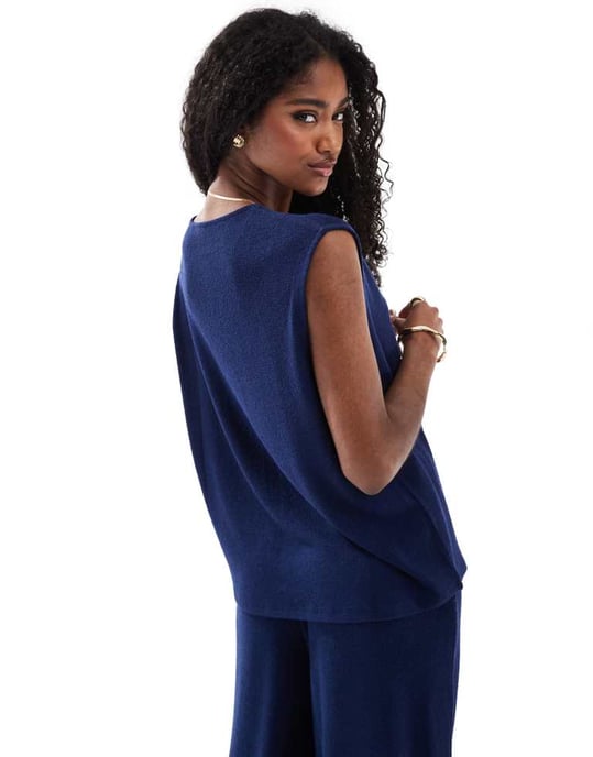ASOS DESIGN strukturerad stickad oversized väst i marinblått - Image 4