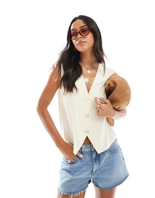 ASOS DESIGN avslappnad väst i krämfärg - Image 1