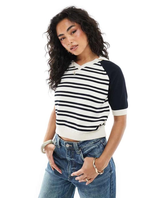 ASOS DESIGN kompakt stickad fotbollspolo topp i marinrandig - Image 1