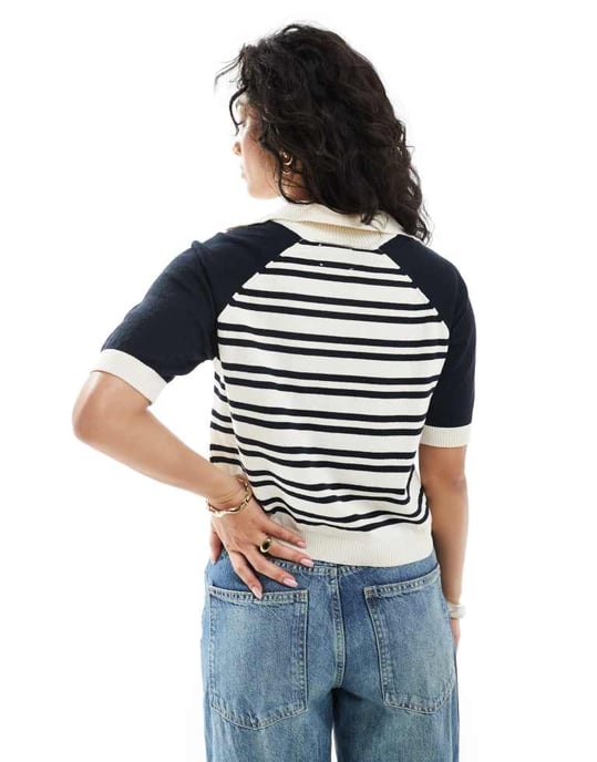 ASOS DESIGN kompakt stickad fotbollspolo topp i marinrandig - Image 3