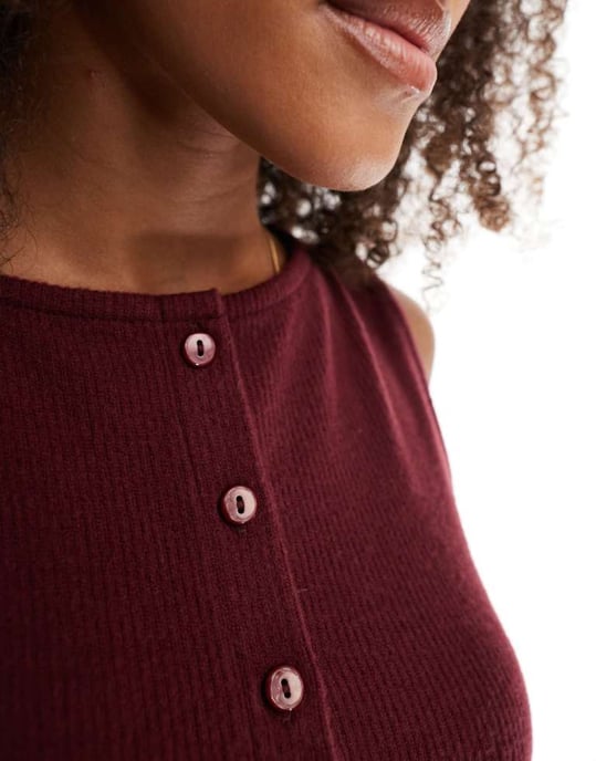 ASOS DESIGN supersoft borstad ärmlös knapp-up topp i plommon - Image 2