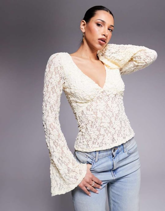ASOS DESIGN spetsdetalj med djup ringning och trumpetärmar i smörkräm - Image 1