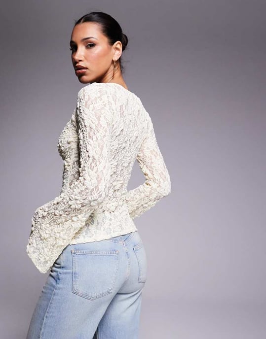 ASOS DESIGN spetsdetalj med djup ringning och trumpetärmar i smörkräm - Image 4