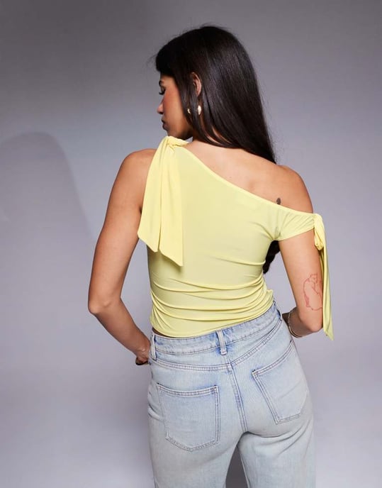 ASOS DESIGN slinky toppen med axelband och rosett i gult - Image 3