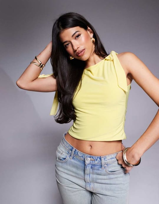 ASOS DESIGN slinky toppen med axelband och rosett i gult - Image 4