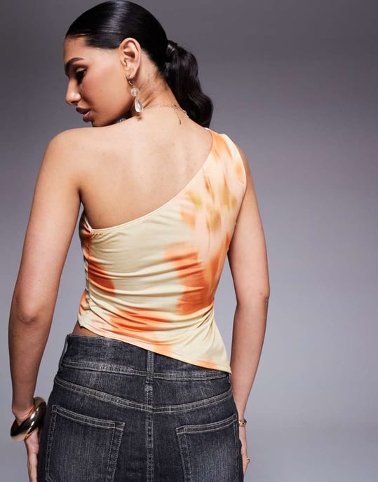 ASOS DESIGN slinky enaxlad asymmetrisk topp i suddig blommig tryck - Image 4