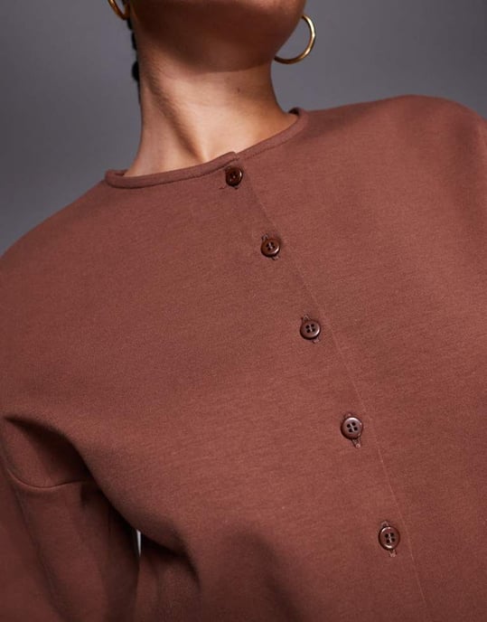 ASOS DESIGN interlock boxy skjorta med knäppning i brunt - Image 4