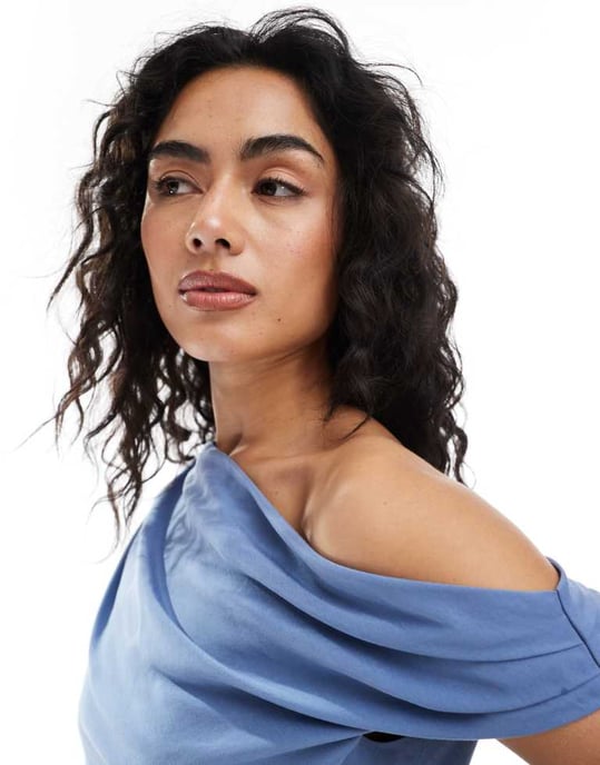 ASOS DESIGN lyocell draperad off-shoulder topp i blått set - Image 4