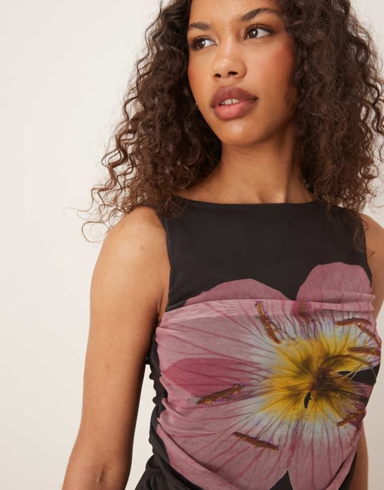 ASOS DESIGN blommig placering slit-nacke mesh-top i brun - Image 2