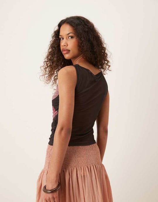 ASOS DESIGN blommig placering slit-nacke mesh-top i brun - Image 4