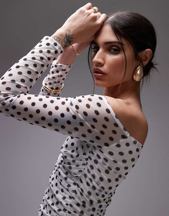 ASOS DESIGN mesh omwrap bardot-topp i vit med prickar - Image 2