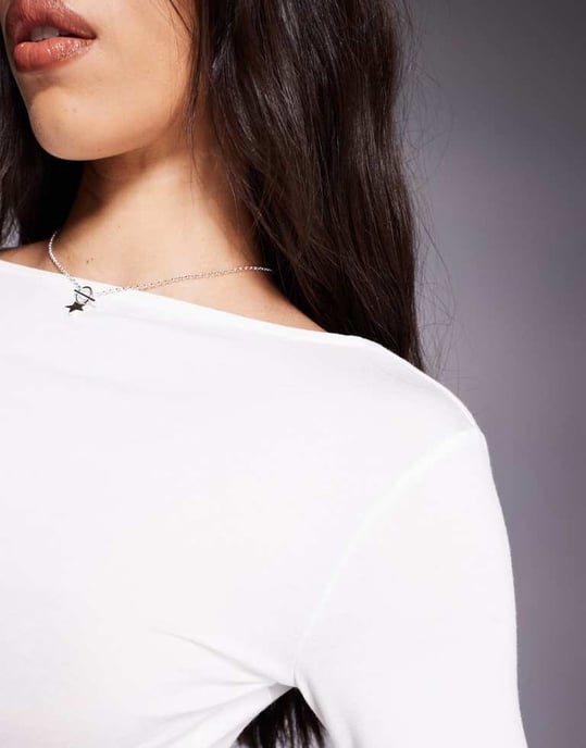 ASOS DESIGN omslagsrygg topp i cupro med snittad hals i överdimensionerad modell i krämfärg - Image 4